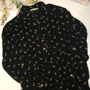 Black / white arrow design button up top / blouse